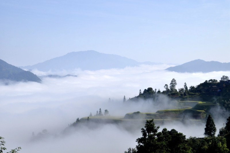 云雾缭绕的加榜梯田宛如仙境（摄影：梁明景）