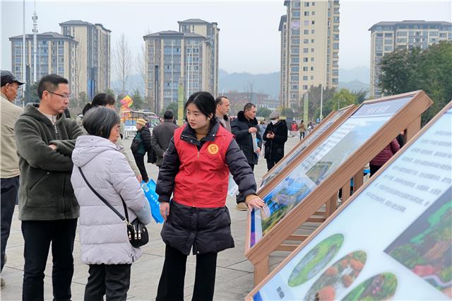 2月1日，双桂湖国家湿地公园，志愿者向市民游客宣讲梁平湿地保护修复举措。