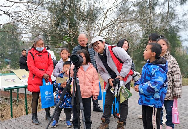 2月1日，双桂湖国家湿地公园，志愿者与市民游客进行观鸟互动。