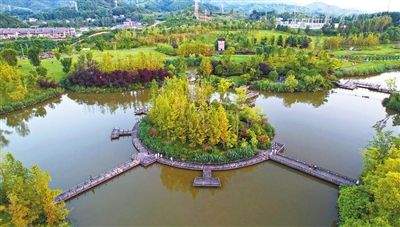 雙桂湖國家濕地公園都梁飛雪景點，市民在觀光、游玩。記者 向成國 攝