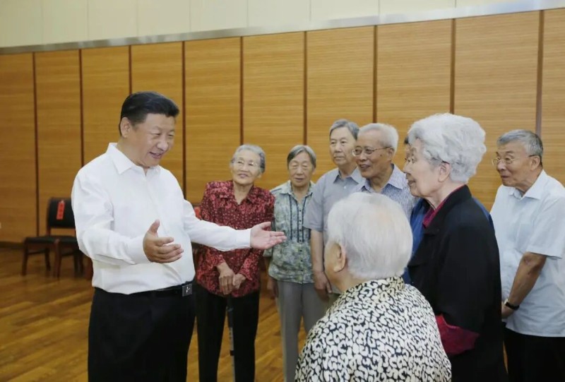2016年9月9日，習(xí)近平總書(shū)記來(lái)到北京市八一學(xué)校，同母校老教師們親切交談。