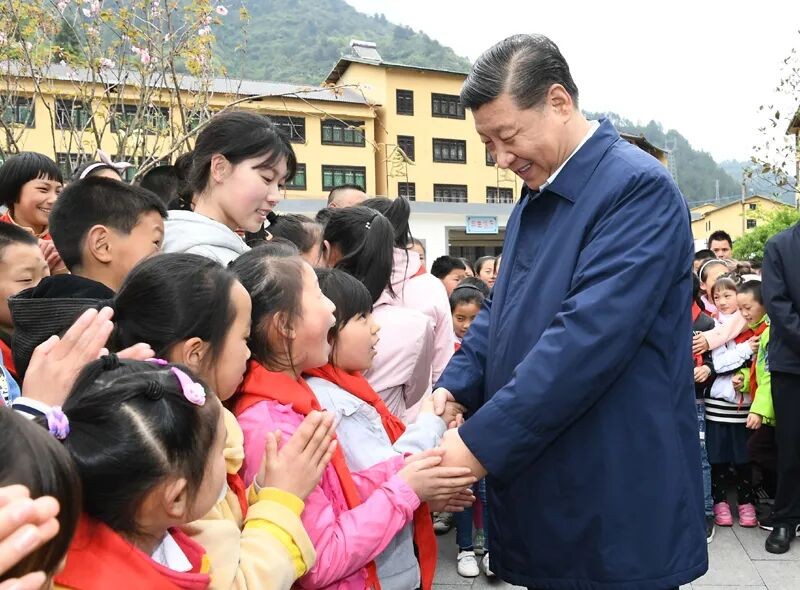 2019年4月15日，習(xí)近平總書(shū)記來(lái)到重慶市石柱土家族自治縣中益鄉(xiāng)小學(xué)看望老師和同學(xué)們，并同他們親切交流。