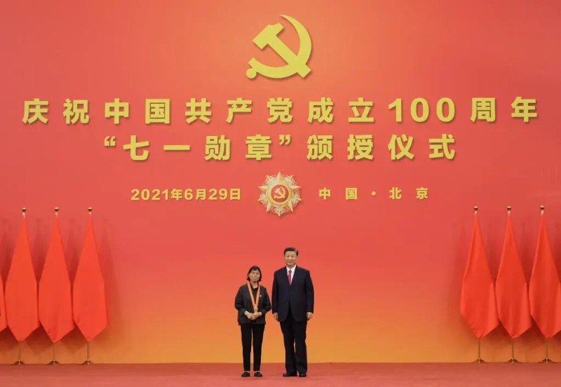 2021年6月29日，習(xí)近平總書(shū)記向“七一勛章”獲得者張桂梅頒授勛章。