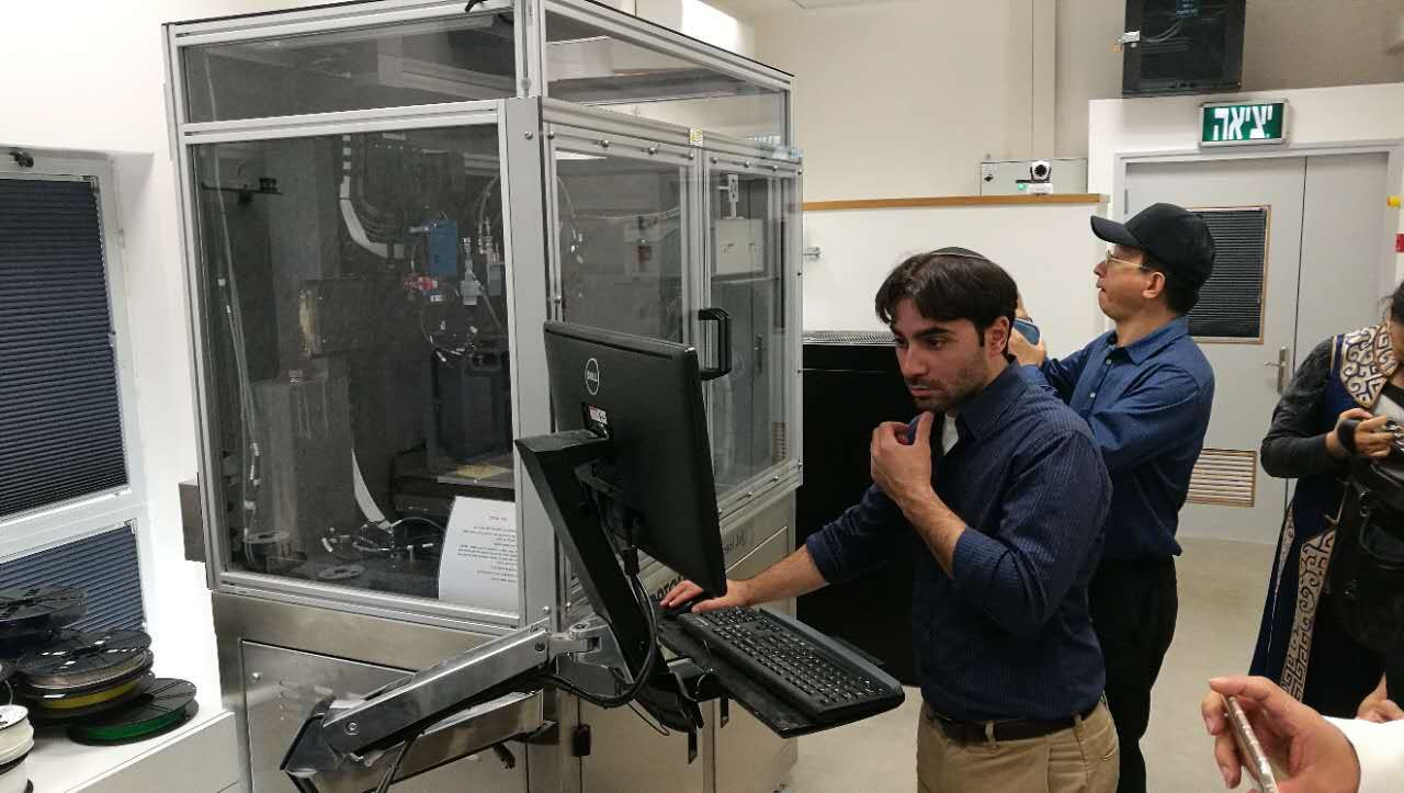 教授在3D打印中心，介绍了目前该领域所做的开创性研究。