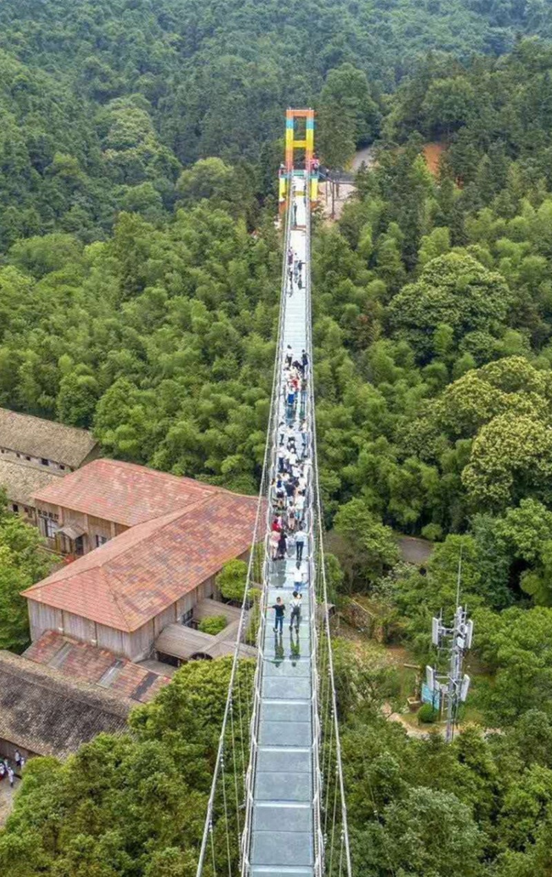 新余:彩色村高空玻璃栈桥引客来