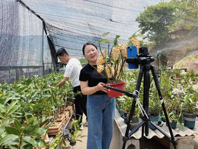 劉曉潔夫婦直播售賣(mài).jpg