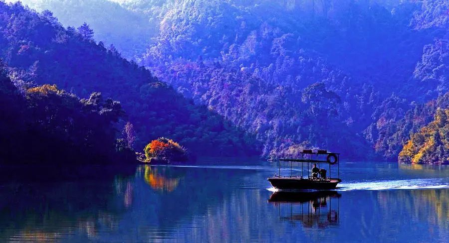 汉仙湖水利风景区位于江西省赣州市会昌县境内,依托羊子岩水库而建.