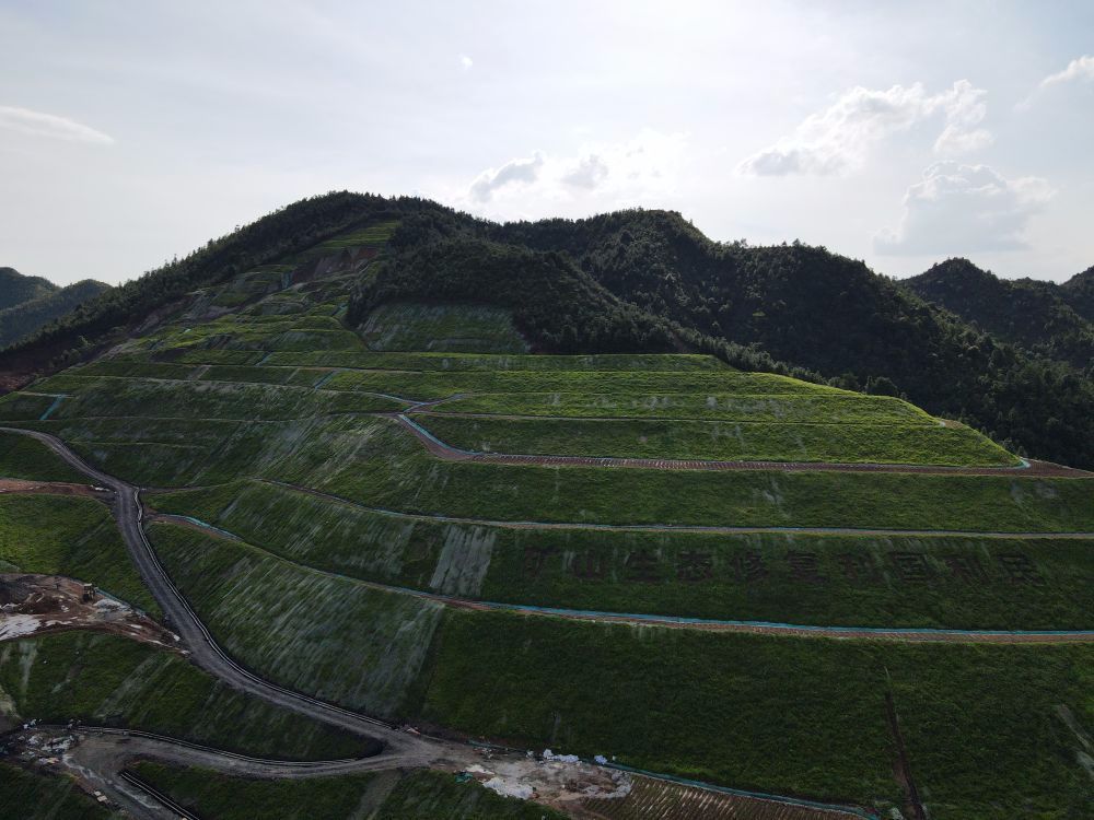 矿山生态正在修复据了解,江西省赣州市兴国县已探明矿种数量多达25种