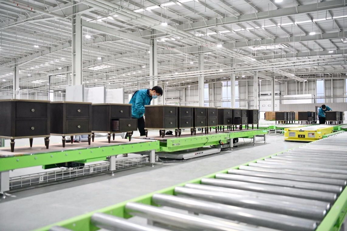 2月18日，江西省赣州市南康区美克数创智造园，工人在数字化车间加工生产家居用品。