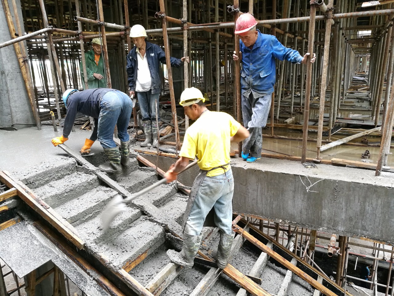 공사장에서 노동자들이 공사를 하고 있다 사진 무료 다운로드 - Lovepik