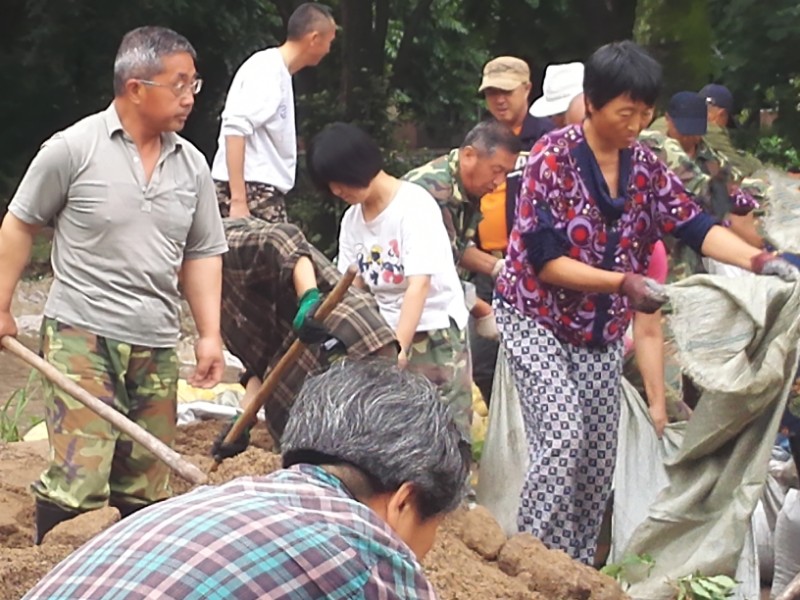 马井芹1义工在装沙袋