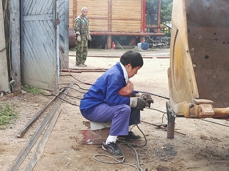 的非常严重,维修班的义工连日来,顶着烈日用风焊先切割磨损严重的部分