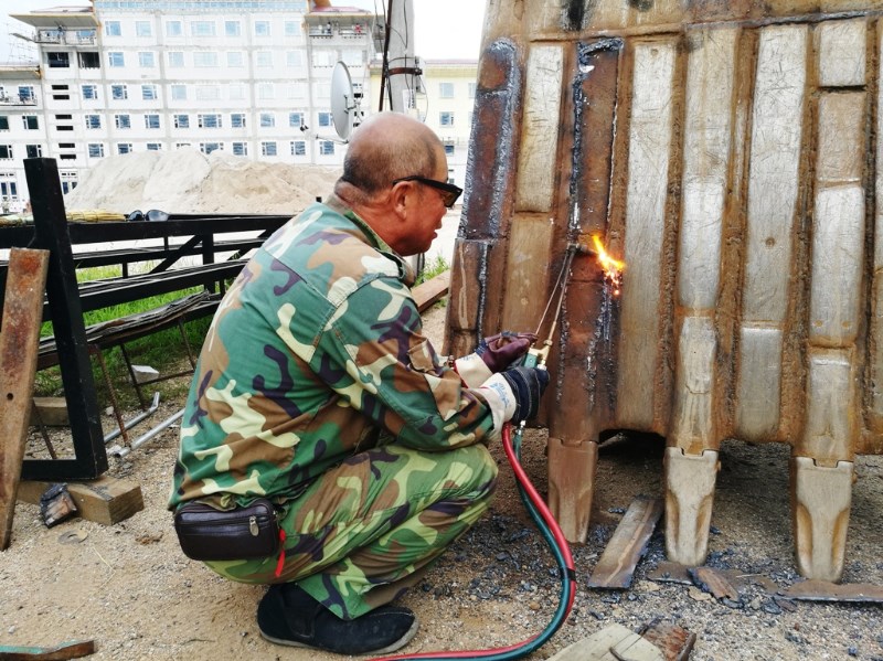 付师傅用风焊切割