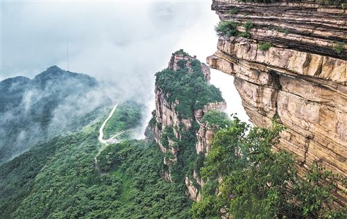 通过大力实施绿化工程,河北赞皇县过去的荒山秃岭披上了绿装 马三牛摄