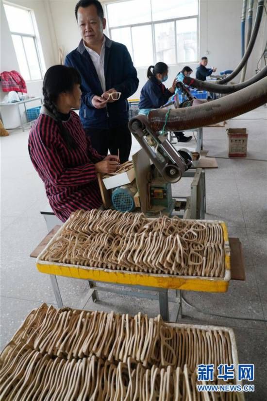 （图片故事）（2）罗小平：研发竹木眼镜框 开辟返乡创业路