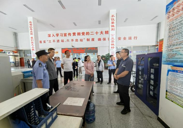 6月12日-13日，中卫市林业和草原局联合市农业农村局、市场监督管理局、公安局森林分局、交通运输局、邮政管理局等单位深入沙坡头区、中宁县、海原县开展“清风2024”联合执法专项行动。