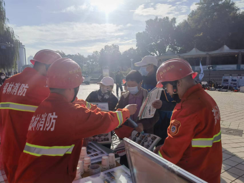 按照自治区防灾减灾委要求，市防灾减灾委组织开展我市减灾日宣传活动，我局积极响应参加，上午9点，参加活动的单位在沙坡头区文化广场拉开了序幕。