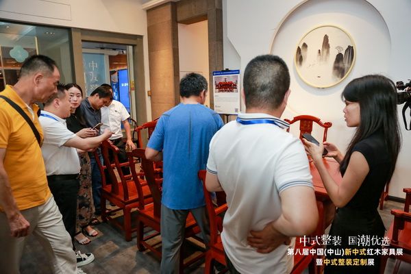 良辰轩红木《国粹茶台》在展会现场备受关注