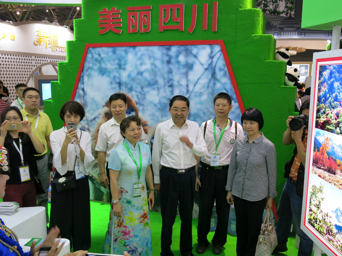 国家林业局副局长张永利参观四川省展厅
