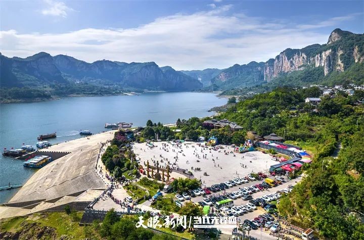 化屋景區(qū)游人如織，旅游產(chǎn)業(yè)蓬勃發(fā)展。史開(kāi)心 攝.jpg