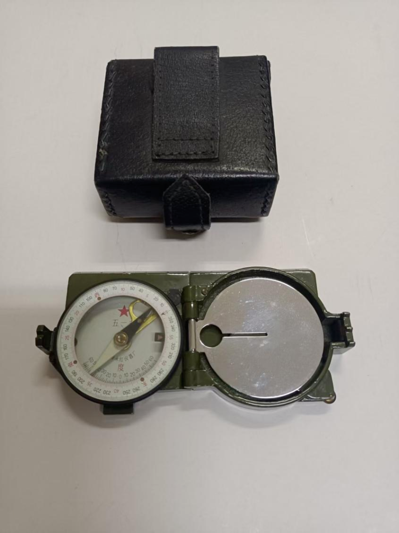 吳波所攜帶的老式金屬羅盤。受訪者供圖