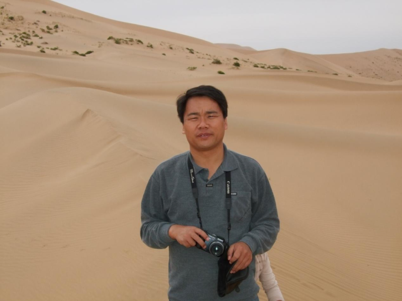 吳波年輕時(shí)在毛烏素沙地開展調(diào)研。受訪者供圖