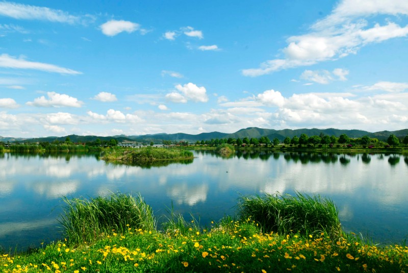 天蓝地绿水清景美异龙湖