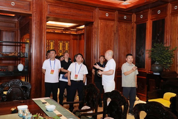 代表团参观卓木王董事长贵宾接待厅，对设计理念给予高度评价