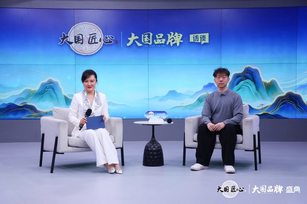 大国品牌发布盛典上，古森红木总经理吴建宇（右）接受中央电视台节目主持人刘小唯（左）的专访