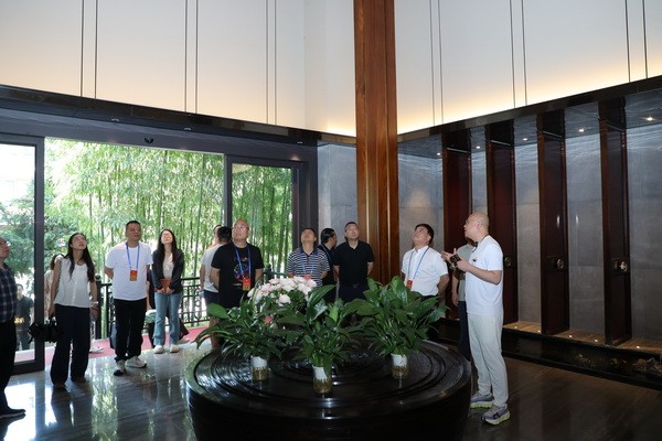 参会一行人实地走访卓木王杜山庄，感受中式整装空间美学