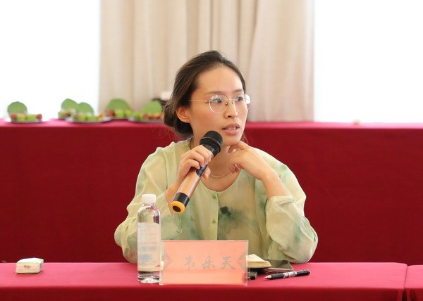 东阳市木雕家居促进中心副主任韦乐天讲话