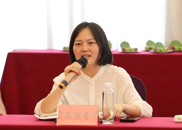 东阳市木雕家居产业协会会长、东阳市木雕家居促进中心主任张丽青总结讲话