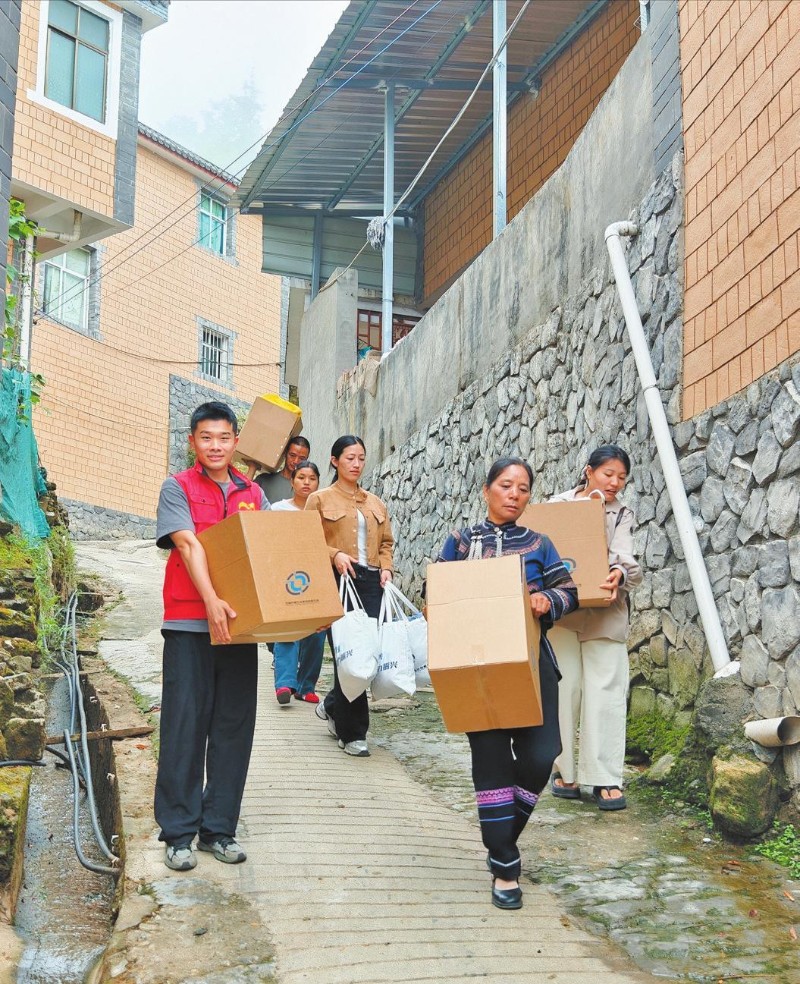 兵器工业集团送物资到红河县宝华村群众家里。 兵工驻村队员供图