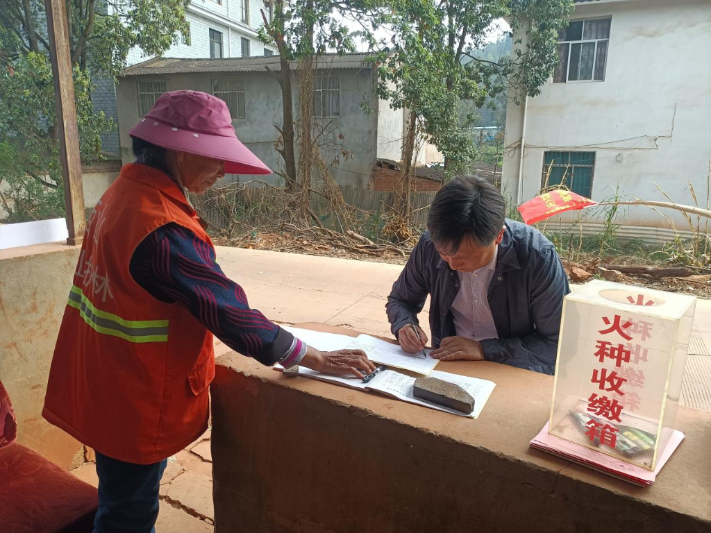 林区卡点护林员引导入山人员做好入山登记，这样的卡点在整个海口林场重点路口共有5个，合计有护林员10人。