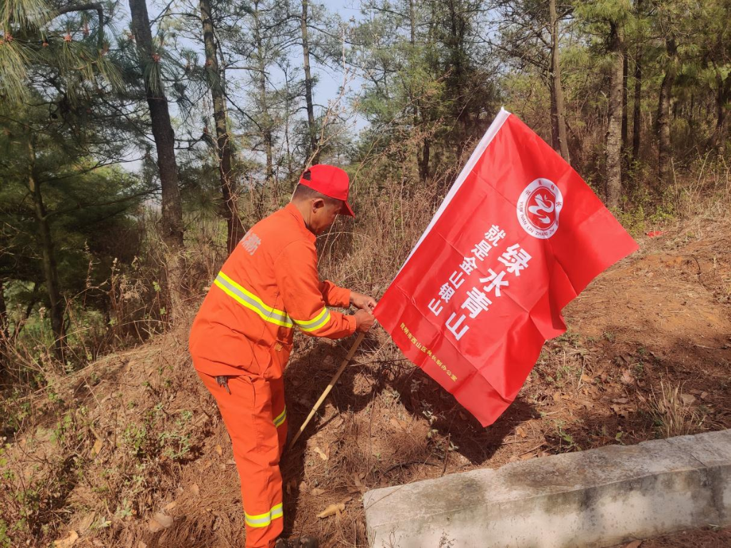 每年林场不断加大宣传力度，通过刷新防火宣传标语、插放森林防火五彩旗、悬挂塑料防火宣传标语、开展森林防火宣传进社区、进学校、进市集等活动，提高了广大市民森林防火自律意识。