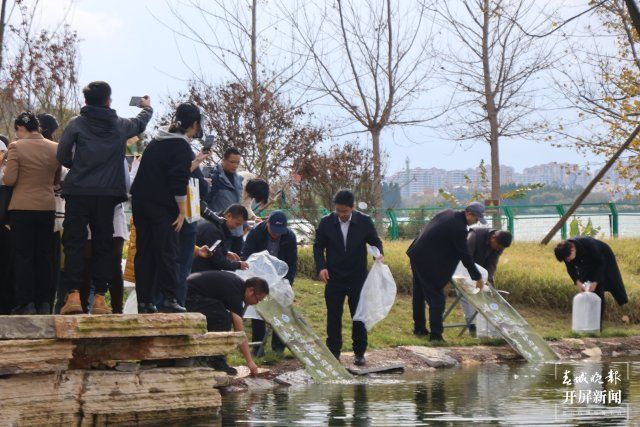 （采訪傳編輯）昆明滇池國家旅游度假區(qū)開展“世界漁業(yè)日”土著魚增殖放流活動5.JPG