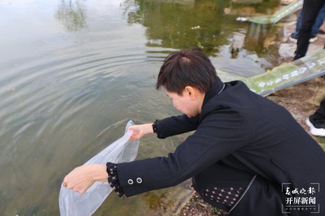 （采訪傳編輯）昆明滇池國家旅游度假區(qū)開展“世界漁業(yè)日”土著魚增殖放流活動6.JPG