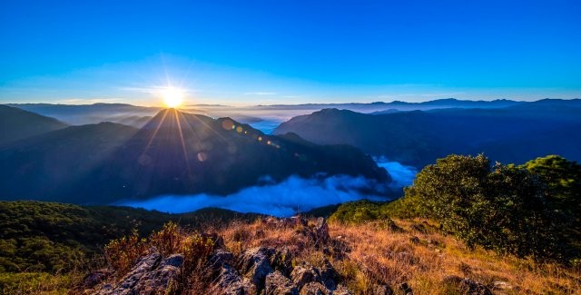 俯瞰云霧繚繞的青山（龍陵碧寨鄉(xiāng)） 尹磊攝.jpg