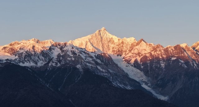 云南省德欽縣梅里雪山拍攝的“日照金山”景象（圖源 新華社）