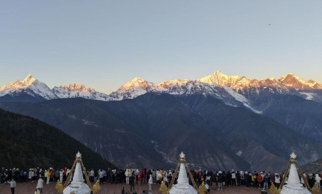 云南省德欽縣梅里雪山拍攝的“日照金山”景象（圖源 新華社）