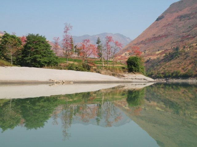 春江水暖木棉紅，碧水藍(lán)天美如畫(huà)。 孫家貴攝.jpg