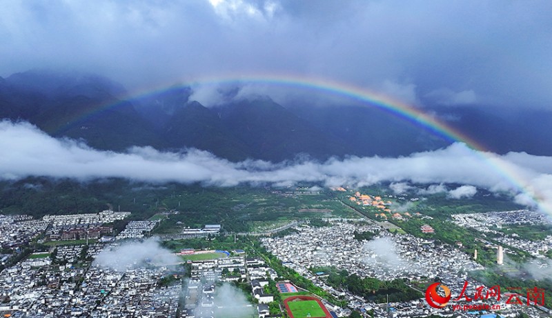 雨后，云遮霧繞的蒼山與彩虹同框。王昌宗攝