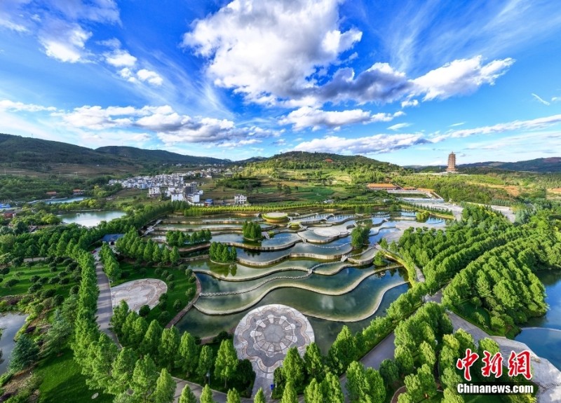 云南彌勒：五彩云池濕地公園綠樹環(huán)繞