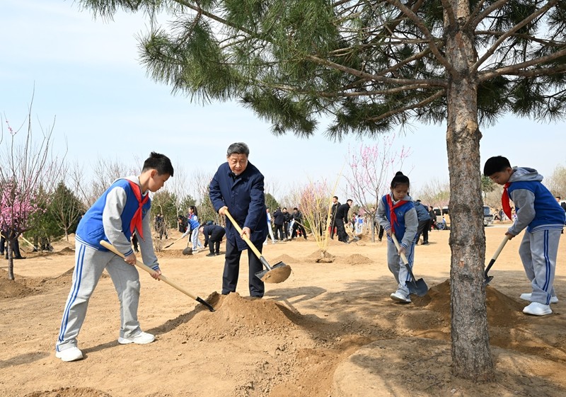 2025年4月3日，習(xí)近平總書記來到北京豐臺(tái)區(qū)永定河畔參加首都義務(wù)植樹活動(dòng)。