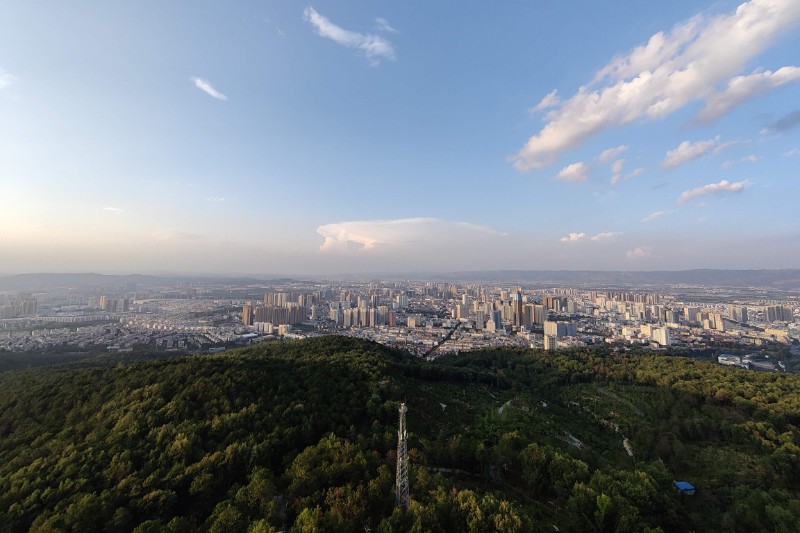 在寥廓公園遠(yuǎn)眺曲靖市麒麟?yún)^(qū)。莊不貳 攝