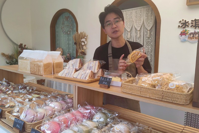 王奕盛介紹手里的面包。李琳娥 攝