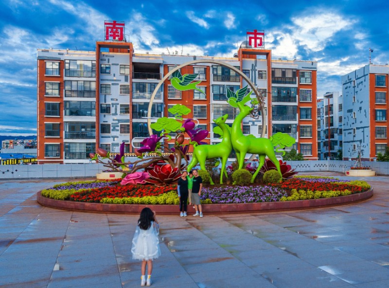 避暑客在南市夜街拍照留念。趙洋洋 攝