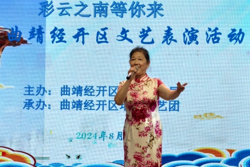 萬(wàn)慧在舞臺(tái)上演唱歌曲。李琳娥 攝