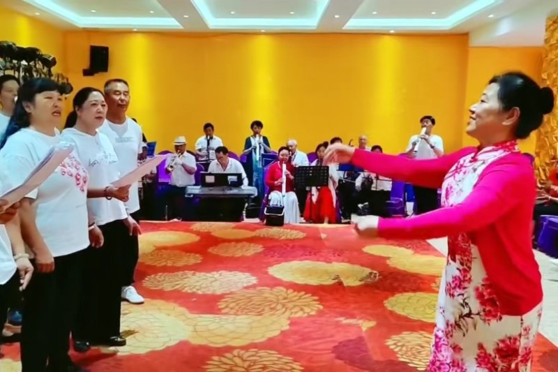 萬(wàn)慧指揮藝術(shù)團(tuán)排練。李琳娥 攝
