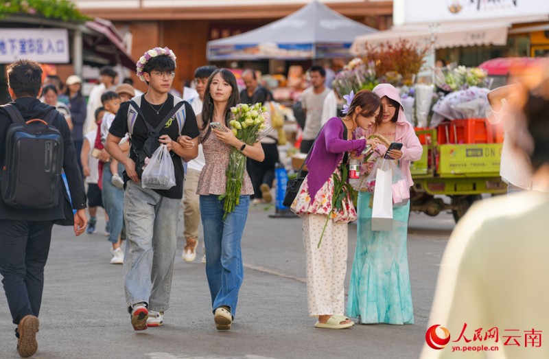 8月28日下午，市民穿行在斗南花市。人民網(wǎng)記者 虎遵會(huì)攝